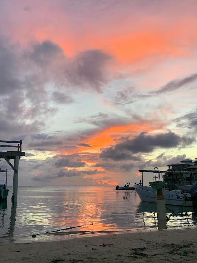 Seabreeze Inn เวสต์เอนด์ ภายนอก รูปภาพ